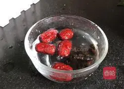 Illustration of how to make red date and quinoa porridge 5