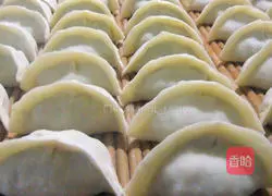 Illustration of how to make pork and celery dumpling stuffing 8