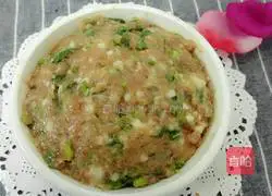 Illustration of how to make small wontons stuffed with pork and coriander 4