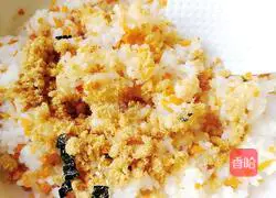 Illustration of how to make seaweed and meat floss rice balls 3