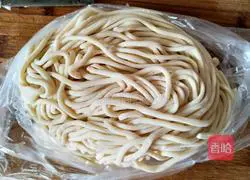 Illustration of how to make noodles with sour beans, minced meat and oil, 10