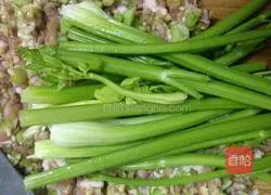 Illustration of how to make celery and pork buns 7