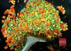 Illustration of how to make braised rice with colorful vegetables 9