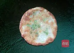 Illustration of how to make scallion pancakes with dumpling skins 10