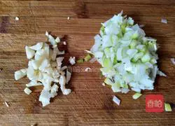 Illustration of how to make sour beans, minced meat with oil and dry noodles 8