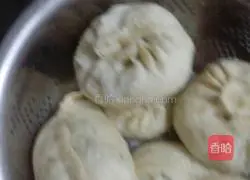 Illustration of how to make steamed buns (stuffed with celery, carrots and beef) 7