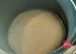 Illustration of how to make rice cooker bacon and sausage claypot rice 6