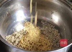 Illustration of how to make red date and quinoa porridge 4