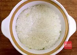 Illustration of how to make bacon claypot rice 5