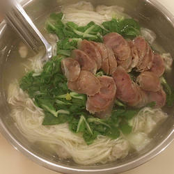 Wonton noodles with green vegetables and sausage