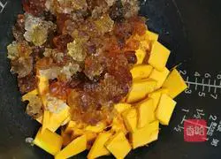 Illustration of how to make peach gum, millet and pumpkin soup 8