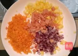 Illustration of how to make golden needle cheese and beef baked rice 3