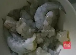 Illustration of how to make three fresh dumplings 3