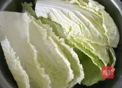 Illustration of how to make dumplings stuffed with pork and cabbage 2