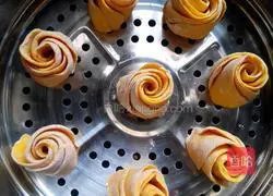 Illustration of how to make pumpkin rose rolls 13
