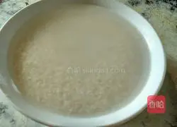 Illustration of how to make rice cooker bacon and sausage claypot rice 1