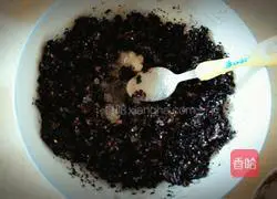 Illustration of how to make black rice balls 6