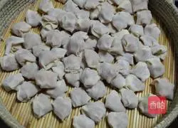 Illustration of how to make pigeon soup wontons 4