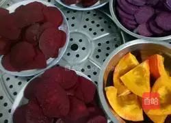 Illustration of how to make iron-supplemented beet noodles for babies 1