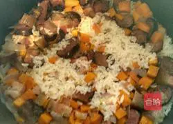 Illustration of how to make rice cooker bacon and sausage claypot rice 9