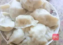 Illustration of making dumplings stuffed with pickled cabbage and pork 8