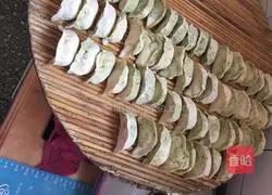 How to make Chinese cabbage and sauerkraut dumplings Illustration 4