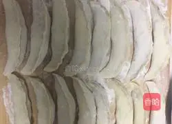 Illustration of how to make fried dumplings with pot stickers 3