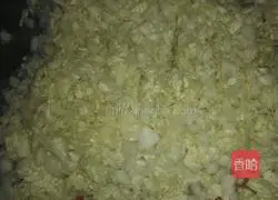 Illustration of how to make cabbage and pork dumplings 3