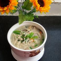 Hand-rolled three-legged noodles