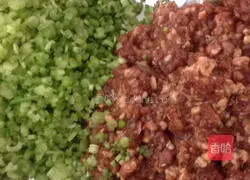  Illustration of how to make pork and celery dumpling filling 3