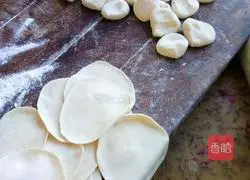 Illustration of how to make pickled cabbage and pork dumplings 5