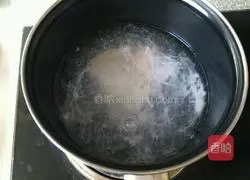 Illustration of how to make poached egg noodles 4