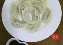 Illustration of how to make three fresh dumplings 7