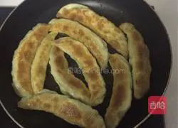 Illustration of how to make fried dumplings with pot stickers 7