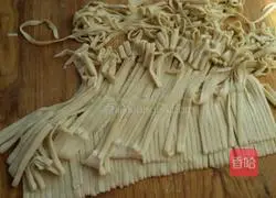 Illustration of how to make three-legged noodles by hand 6