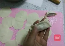 Illustration of how to make carrot and corn meat dumplings 21