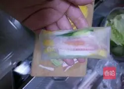 Illustration of how to make spring rolls 6