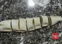 Illustration of how to make matcha dumpling wrappers 10