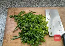 Illustration of how to make green onion rolls 2