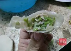 Illustration of how to make pork and cowpea dumplings 9