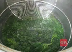 Illustration of how to make celery leaf pickles 2