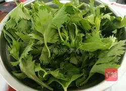 Illustration of how to make celery leaf pickles 1