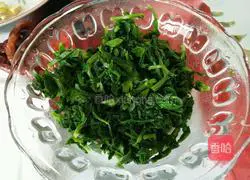 Illustration of how to make celery leaf pickles 4