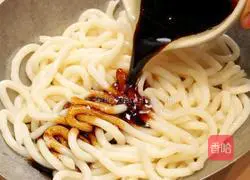 Illustration of the recipe for making scallion oil udon noodles 6