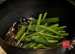 Illustration of the recipe for making scallion oil udon noodles 2