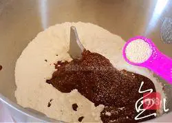 Illustration of how to make brown sugar and red date steamed buns 7