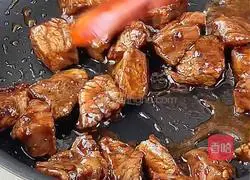 Illustration of how to make black truffle beef udon noodles 4