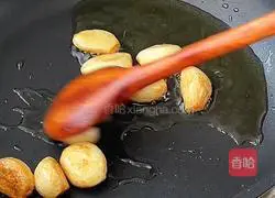 Illustration of how to make black truffle beef udon noodles 3